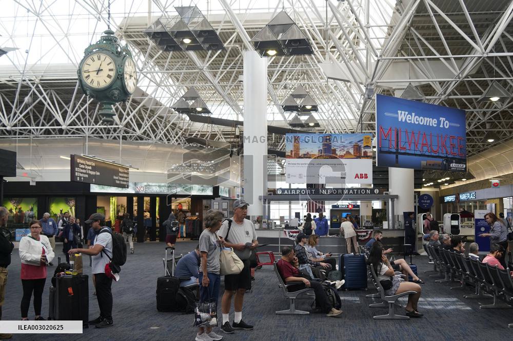 U.S.-WISCONSIN-MILWAUKEE-GLOBAL IT OUTAGE-FLIGHTS-DELAY