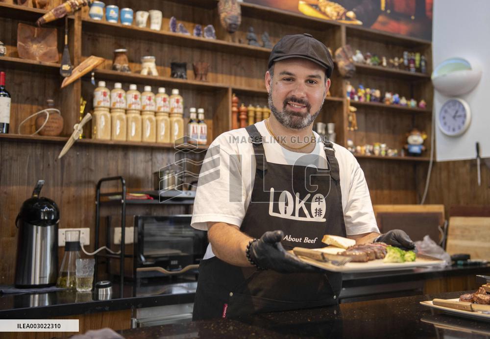 "Laowai" in China | Uruguayan businessman embraces life and work in Yangtze River city