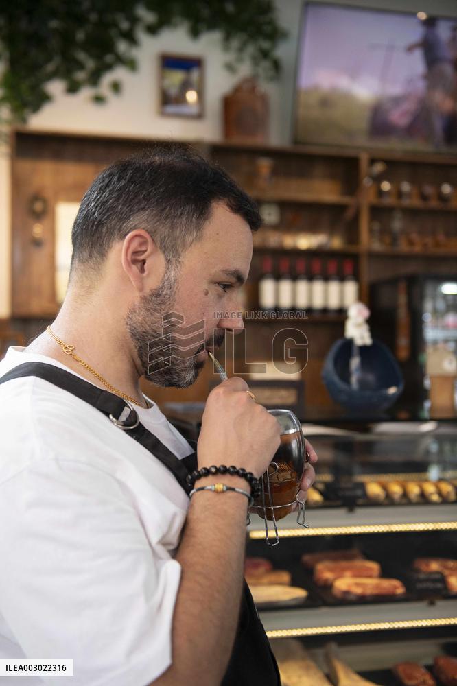 "Laowai" in China | Uruguayan businessman embraces life and work in Yangtze River city