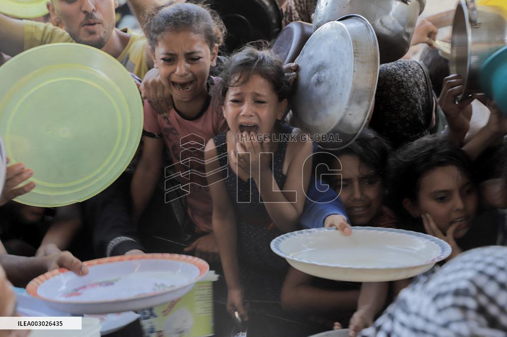 Children Struggle For Food Aid - Gaza