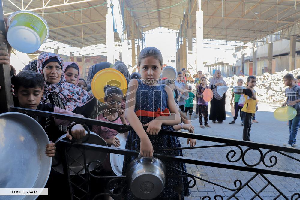 Children Struggle For Food Aid - Gaza
