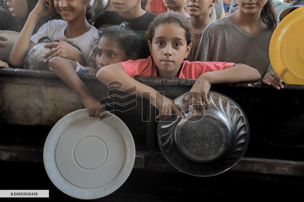 Children Struggle For Food Aid - Gaza