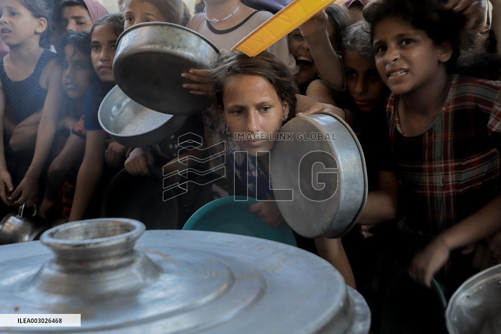 Children Struggle For Food Aid - Gaza