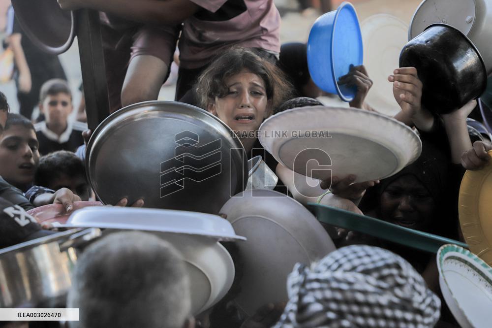 Children Struggle For Food Aid - Gaza