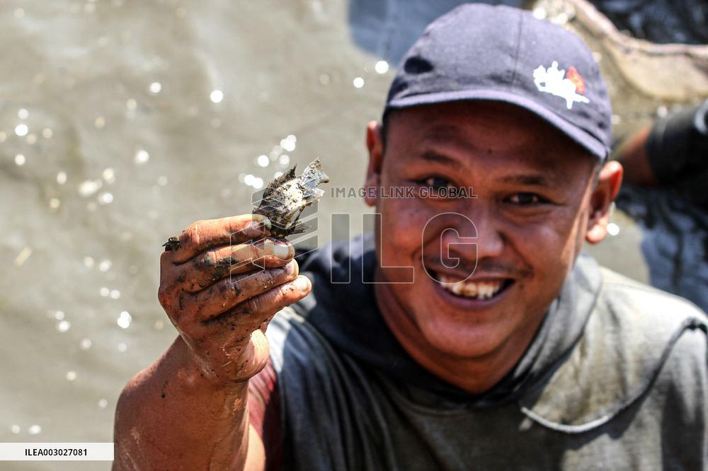 INDONESIA-KLATEN-FISH CATCHING-FESTIVAL