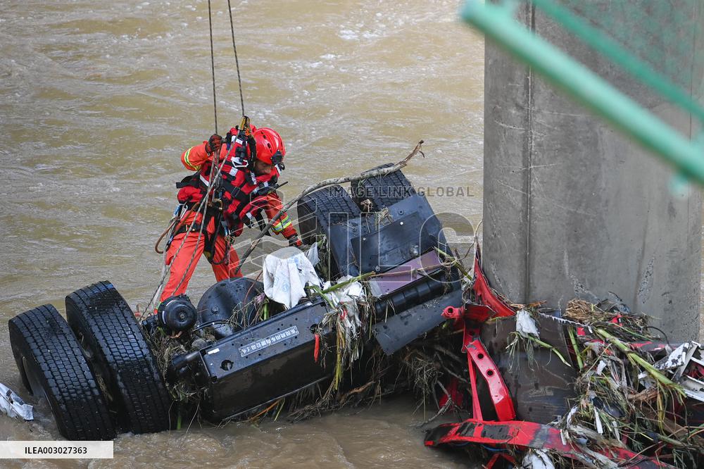 (SpotNews)CHINA-SHAANXI-ZHASHUI-BRIDGE COLLAPSE-RESCUE (CN)