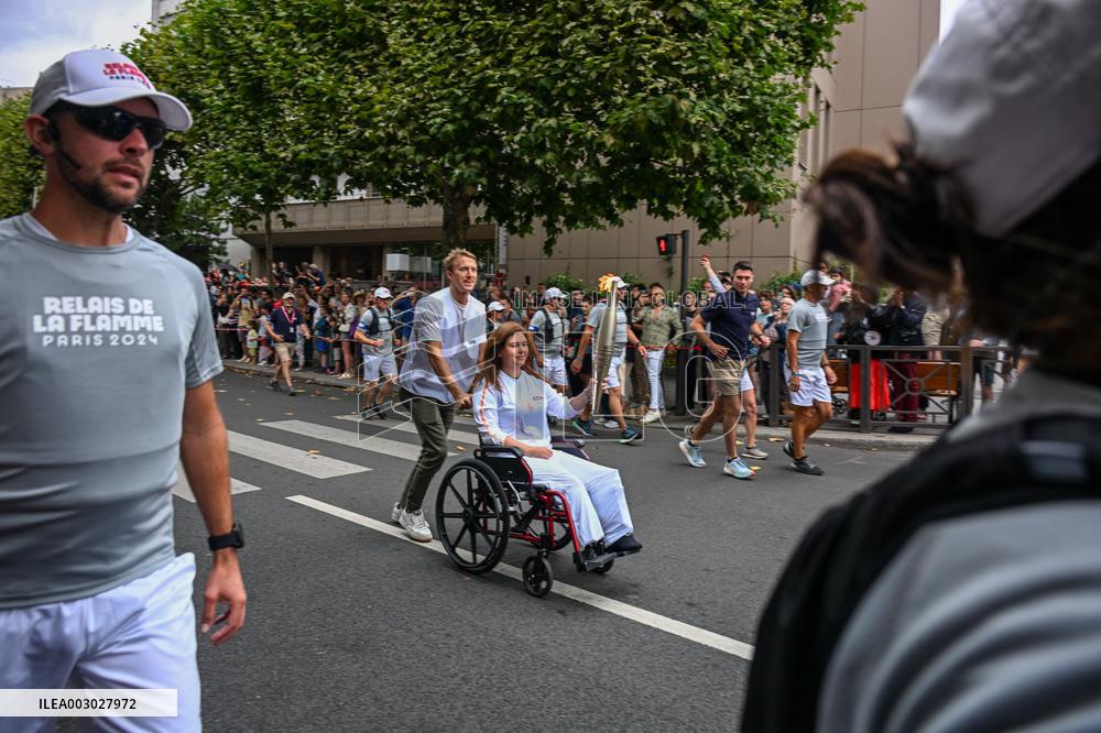 Paris 2024 - Lebanese Photojournalist Carries Olympic Torch - Vincennes