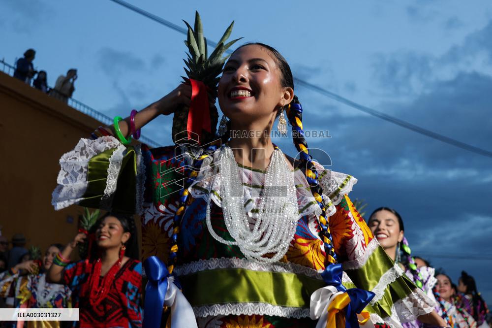 MEXICO-OAXACA-GUELAGUETZA-PARADE
