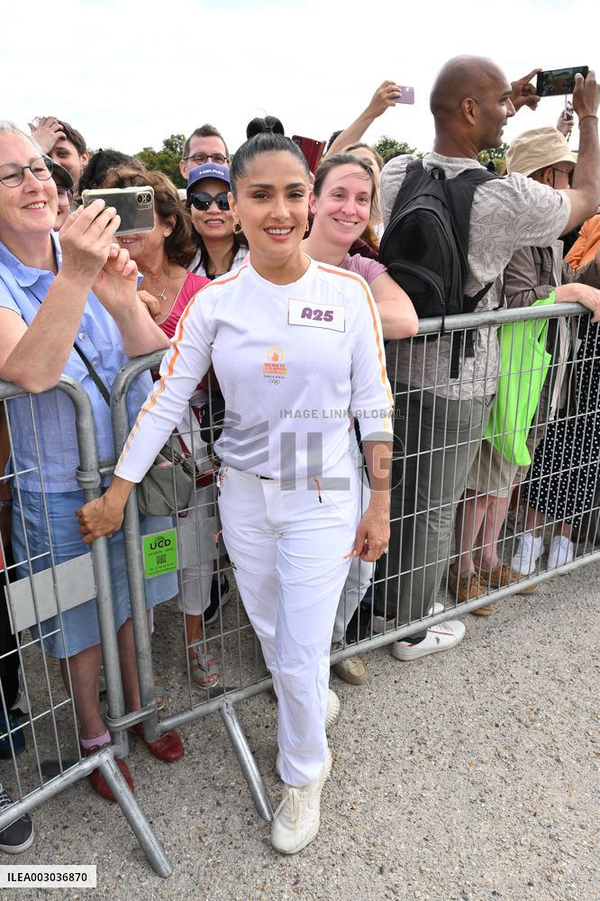 Paris 2024 - Salma Hayek Torch Relay