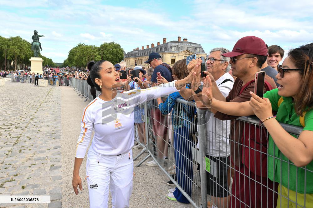 Paris 2024 - Salma Hayek Torch Relay