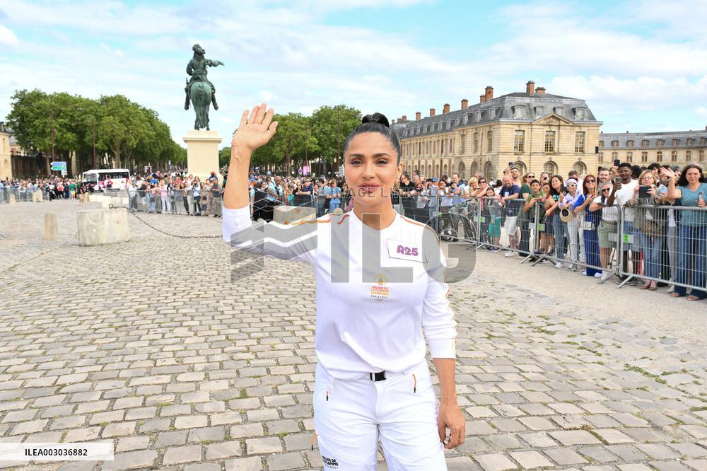 Paris 2024 - Salma Hayek Torch Relay