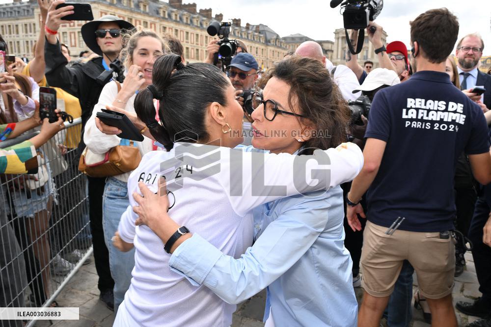 Paris 2024 - Salma Hayek Torch Relay