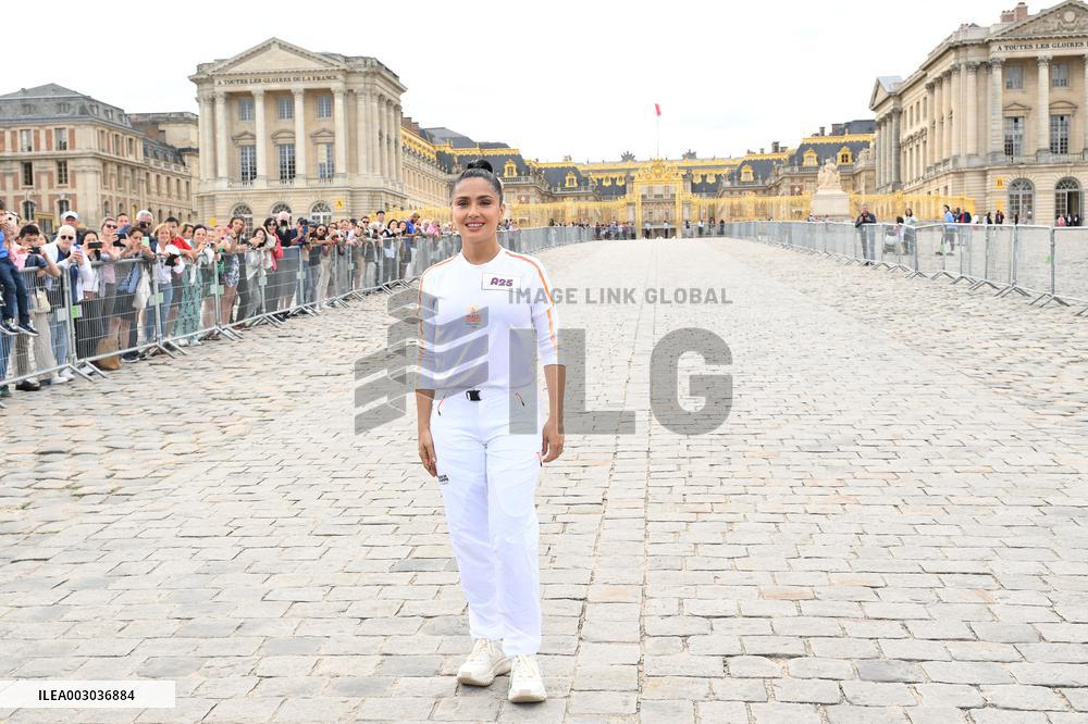 Paris 2024 - Salma Hayek Torch Relay