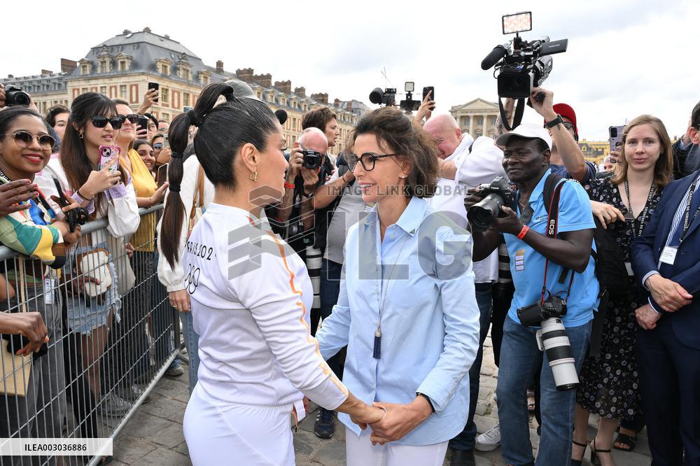 Paris 2024 - Salma Hayek Torch Relay