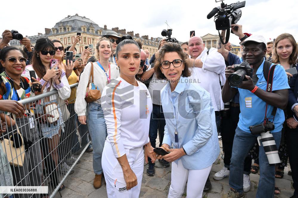 Paris 2024 - Salma Hayek Torch Relay