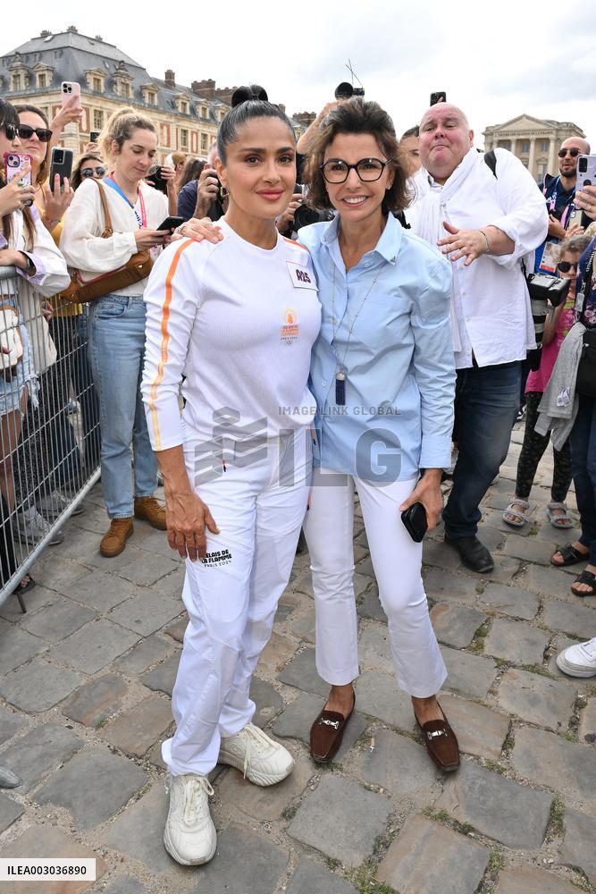 Paris 2024 - Salma Hayek Torch Relay