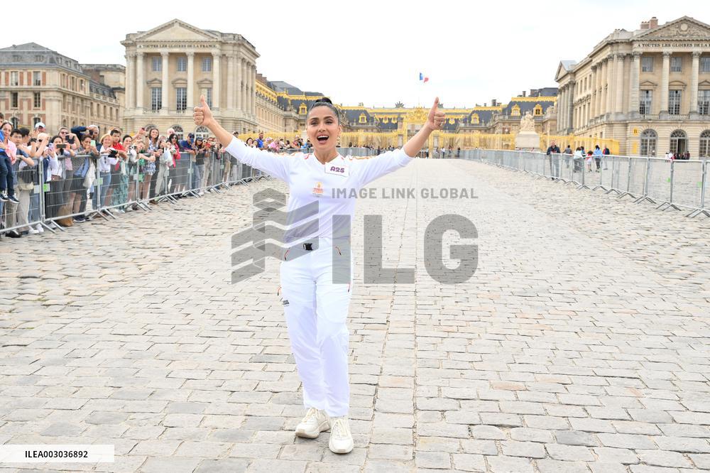 Paris 2024 - Salma Hayek Torch Relay