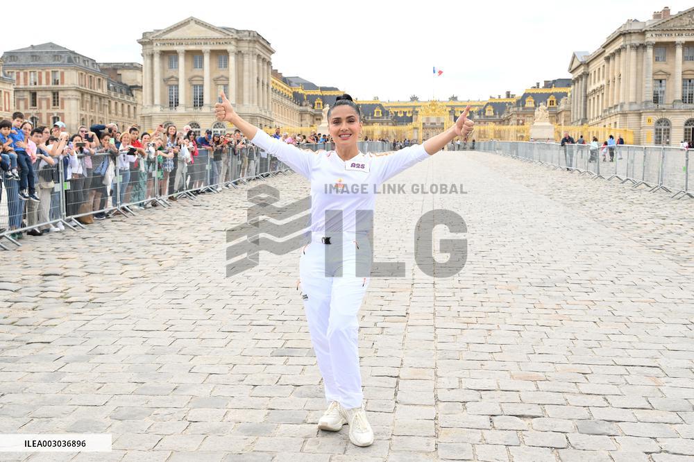 Paris 2024 - Salma Hayek Torch Relay