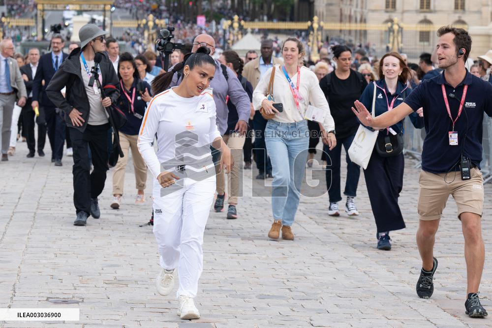 Paris 2024 - Salma Hayek Torch Relay