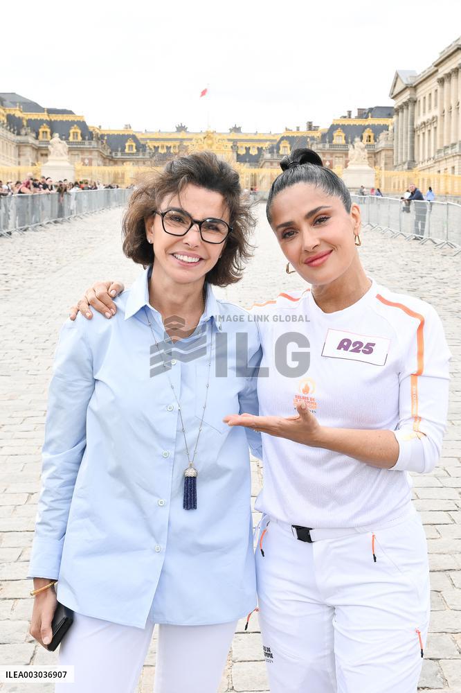 Paris 2024 - Salma Hayek Torch Relay