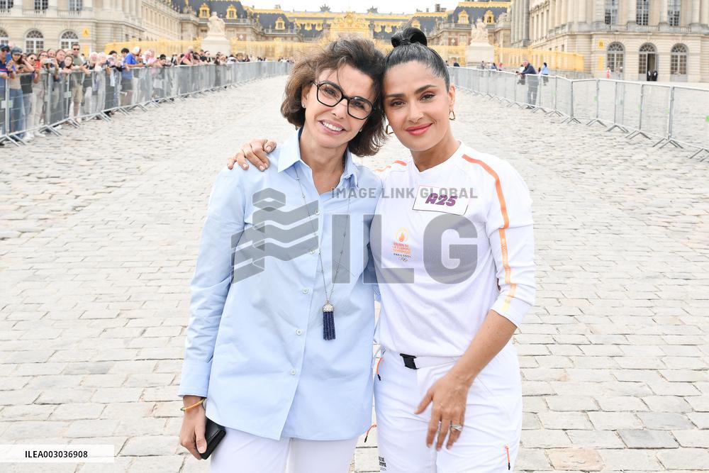 Paris 2024 - Salma Hayek Torch Relay