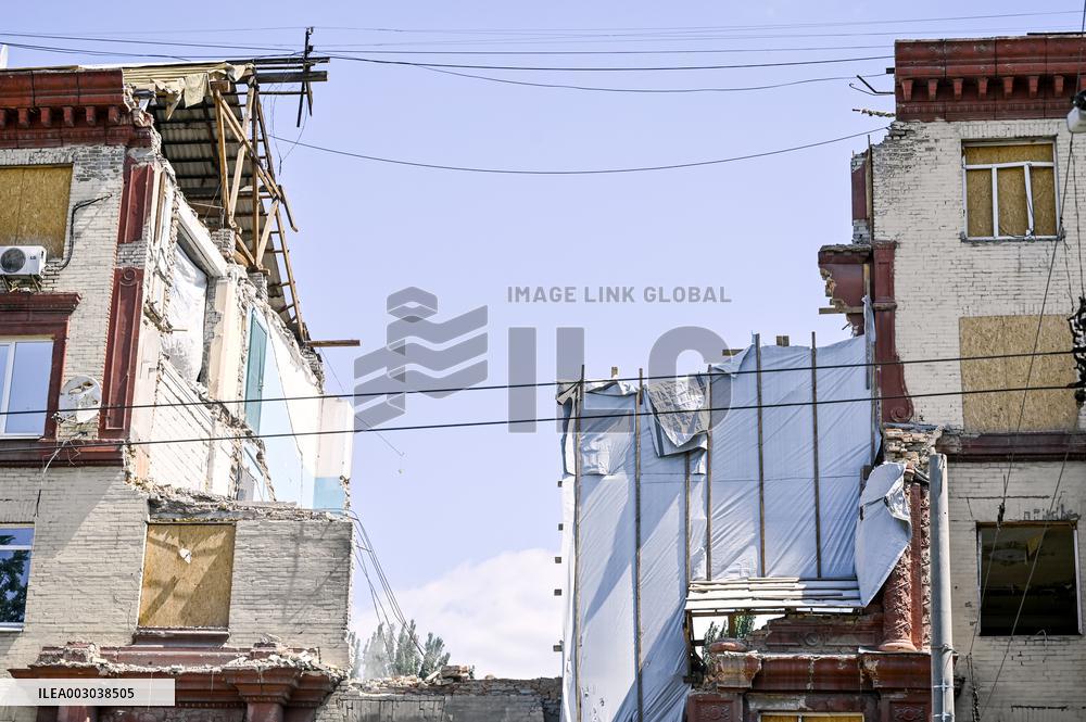 Rebuilding Zaporizhzhia apartment block hit by Russian missile