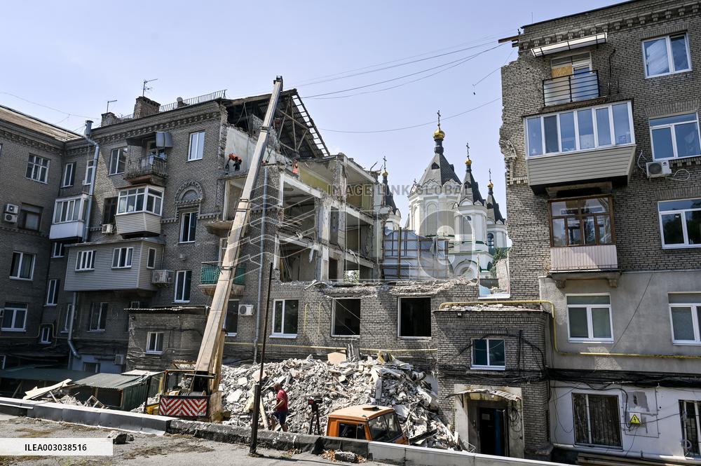 Rebuilding Zaporizhzhia apartment block hit by Russian missile
