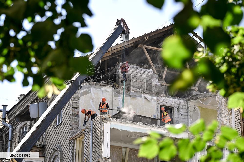 Rebuilding Zaporizhzhia apartment block hit by Russian missile