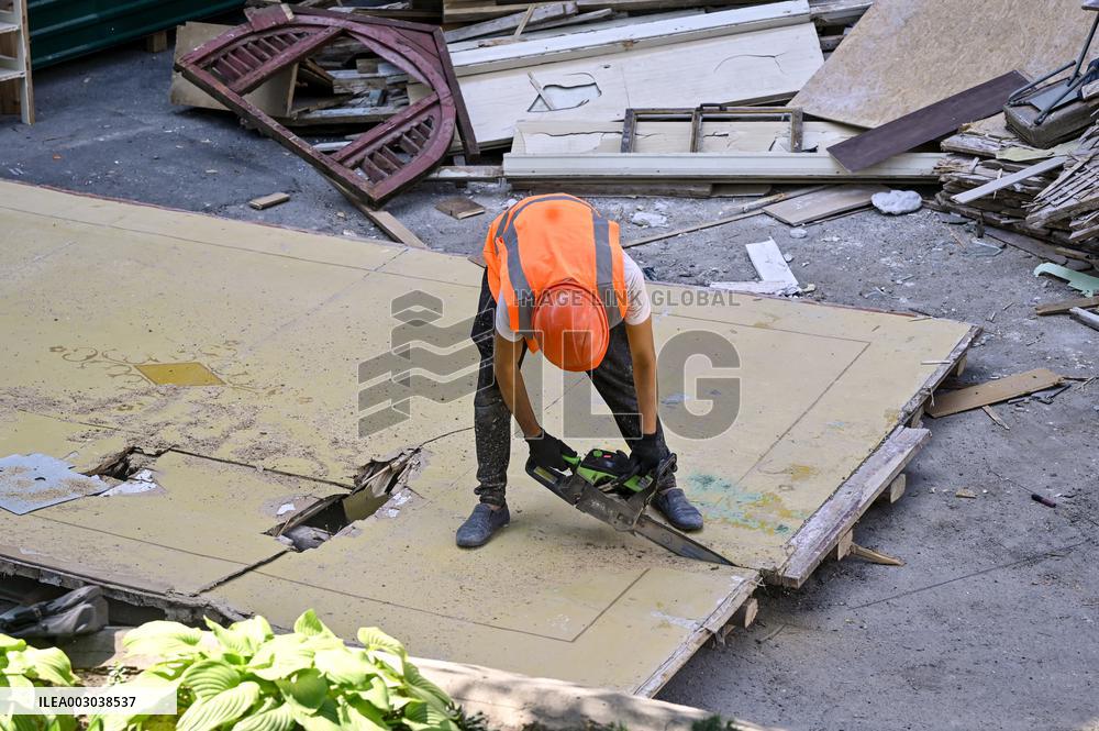 Rebuilding Zaporizhzhia apartment block hit by Russian missile