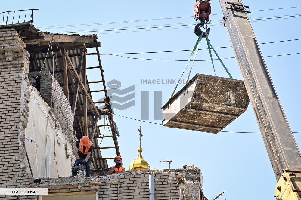 Rebuilding Zaporizhzhia apartment block hit by Russian missile