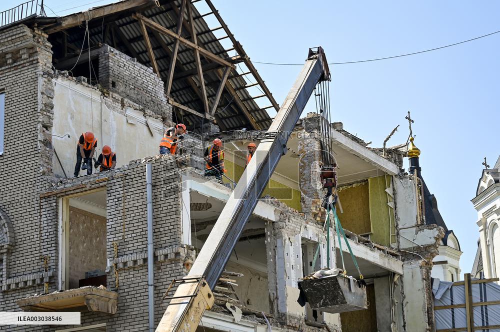 Rebuilding Zaporizhzhia apartment block hit by Russian missile