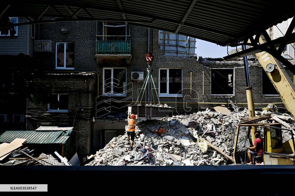 Rebuilding Zaporizhzhia apartment block hit by Russian missile