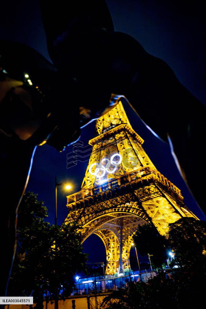 Paris 2024 - Olympic Rings On The Eiffel Tower - Paris
