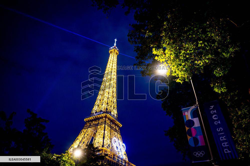 Paris 2024 - Olympic Rings On The Eiffel Tower - Paris