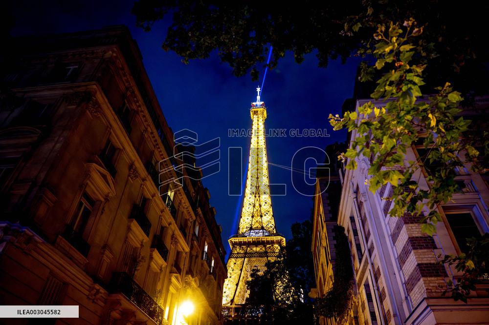 Paris 2024 - Olympic Rings On The Eiffel Tower - Paris
