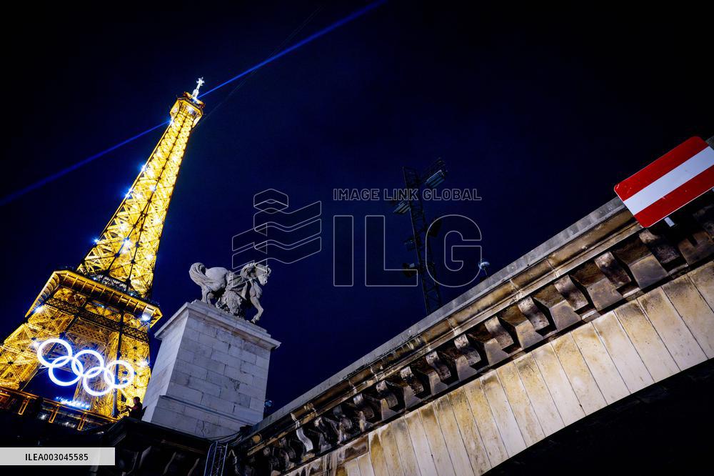 Paris 2024 - Olympic Rings On The Eiffel Tower - Paris
