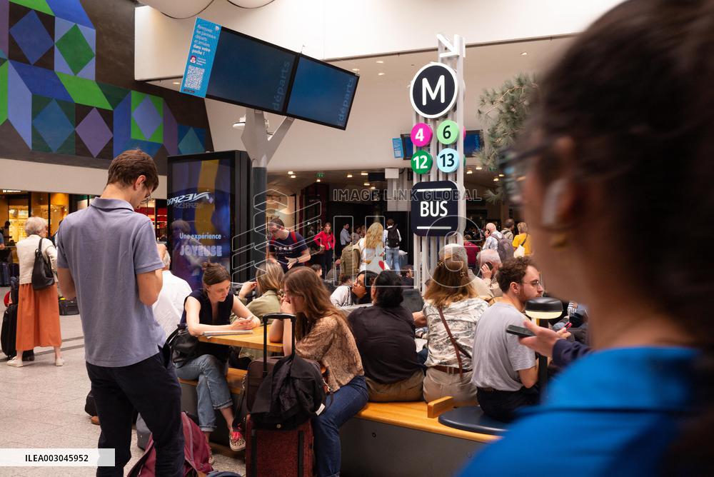 Massive Attack Halts Trains Across France - Paris