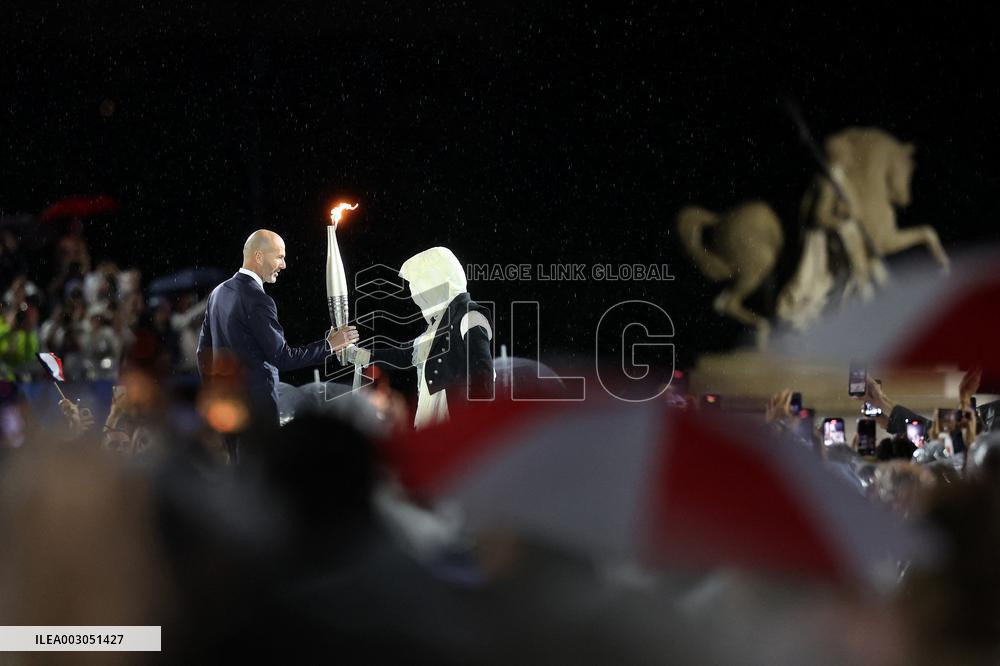 Paris 2024 - Zinedine Zidane And Rafael Nadal Carrie The Flame