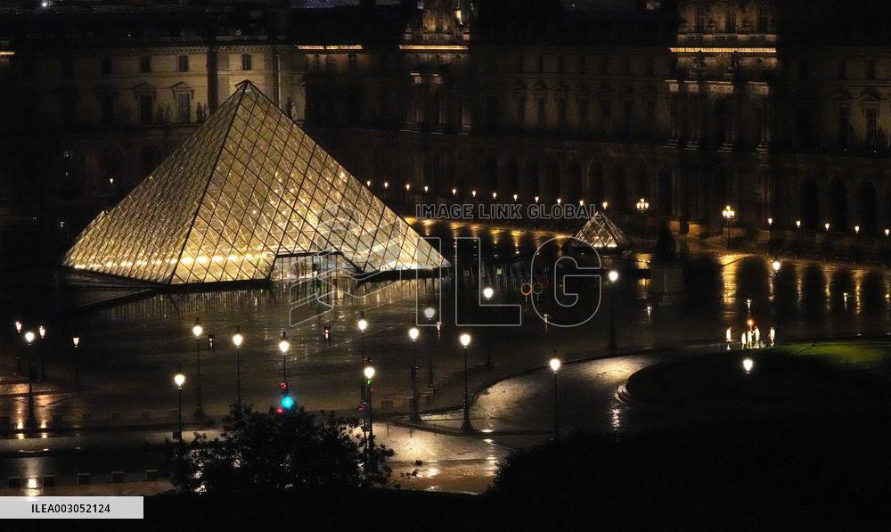 Paris 2024 - Torch Departing From Iena Bridge Towards Tuileries Gardens