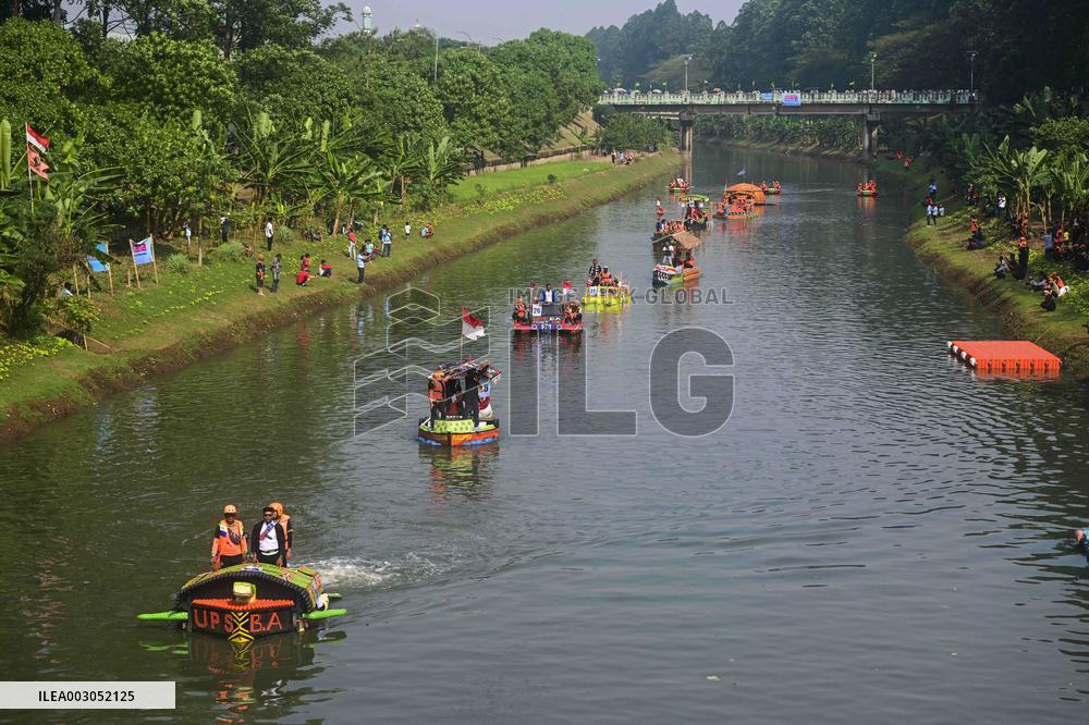 INDONESIA-JAKARTA-PLASTIC BOTTLES BOAT-PARADE