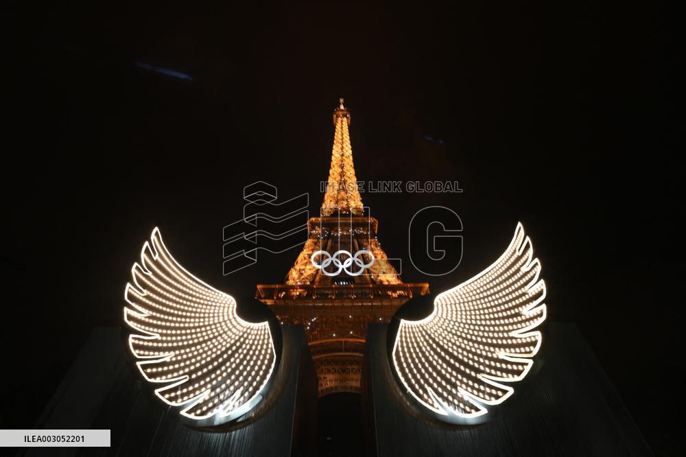 Paris 2024 - Eiffel Tower With Illumated Wings