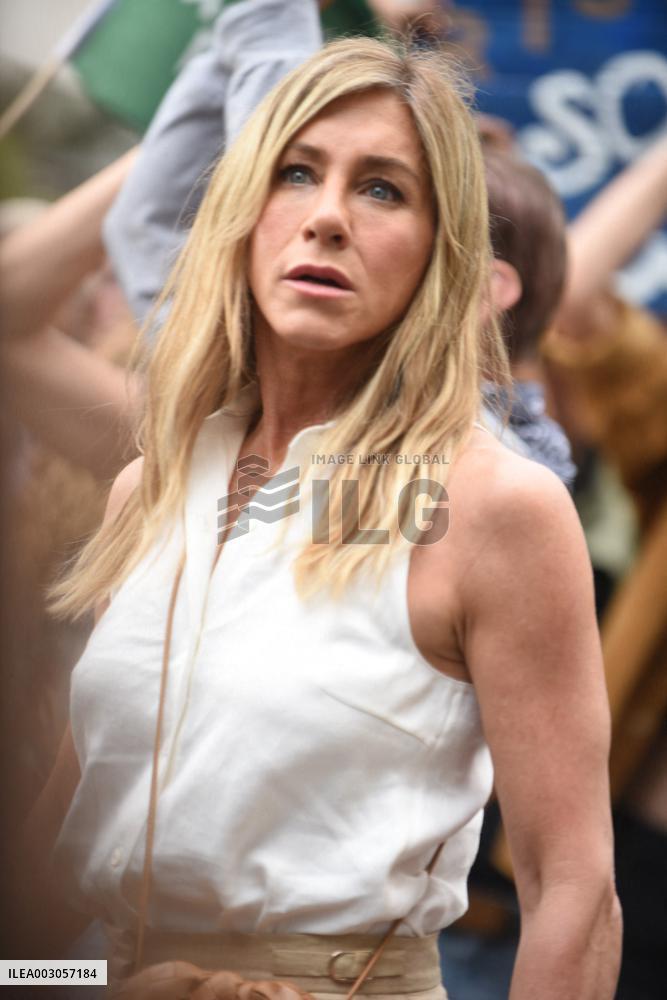 Jennifer Aniston On Set - NYC
