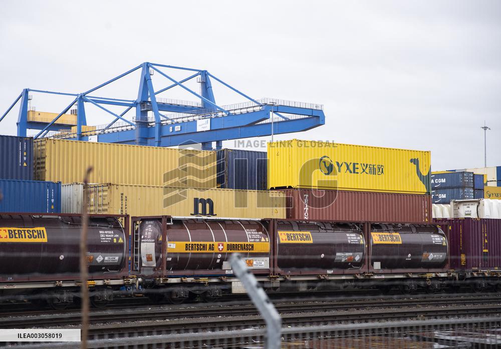 Xinhua Headlines: Hitting 10,000 trips in less than 200 days, China-Europe freight train service witnesses accelerated developme