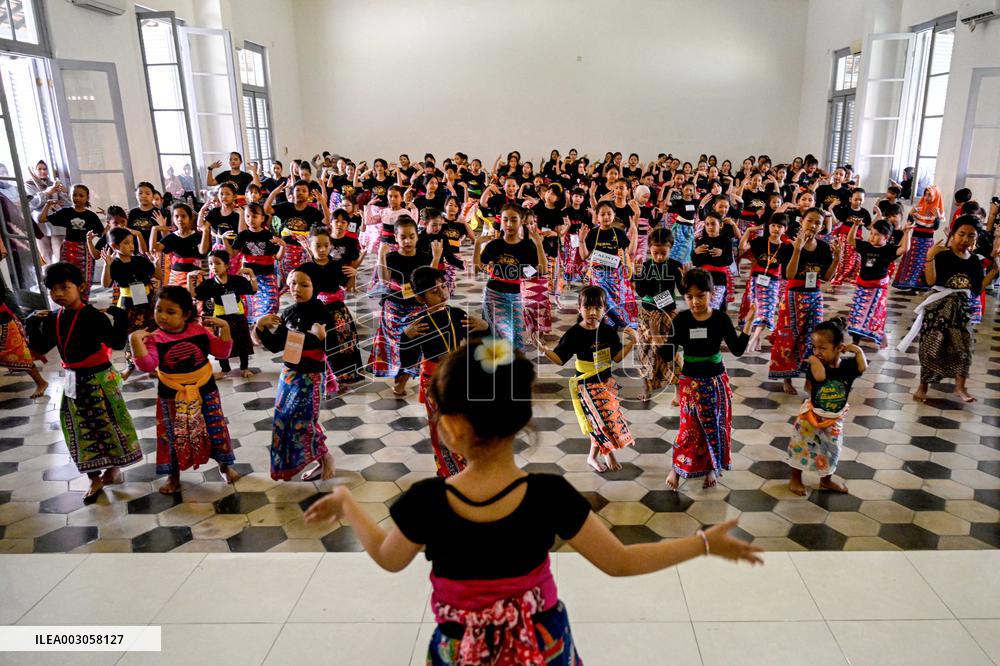 INDONESIA-JAKARTA-TRADITIONAL DANCE-MUSICAL PERFORMANCE-PRACTICE