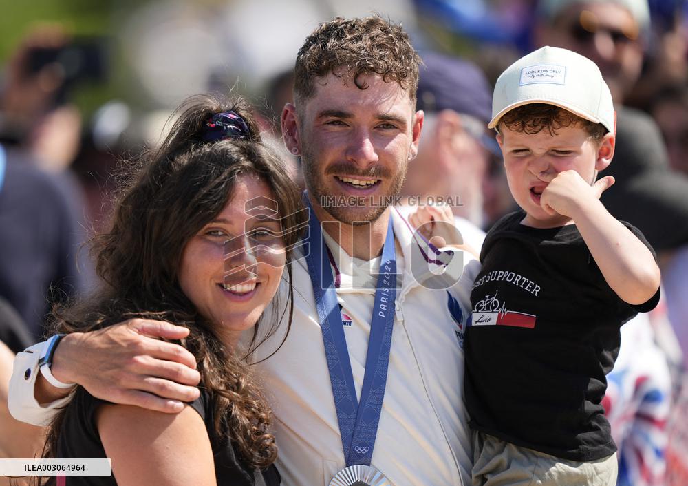 Paris 2024 - VTT - Victor Koretzky Celebrates With Family