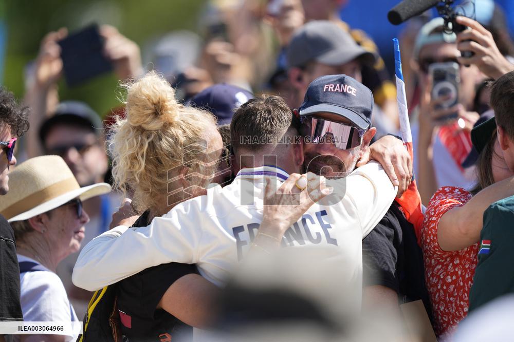 Paris 2024 - VTT - Victor Koretzky Celebrates With Family