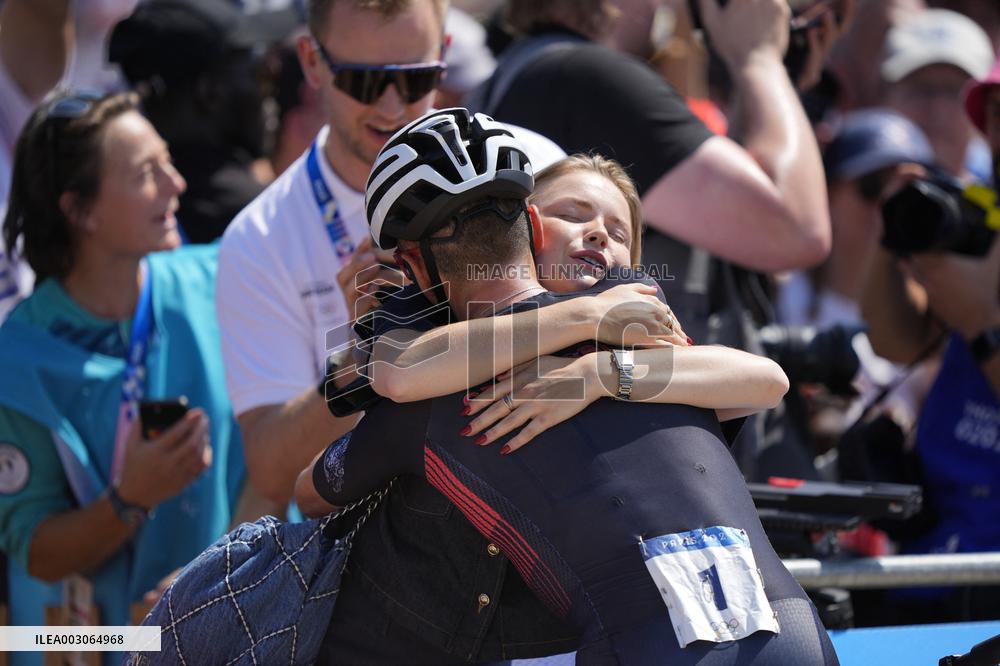 Paris 2024 - VTT - Tom Pidcock Celebrates Gold With Family