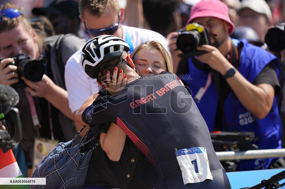 Paris 2024 - VTT - Tom Pidcock Celebrates Gold With Family