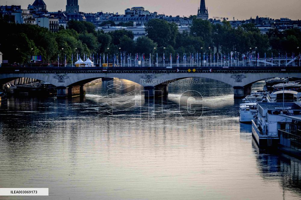 Paris 2024 - Seine Pollution Cancels Triathlon Swim Practice - Illustration