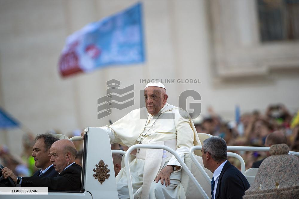 Pope Francis Attends An Open-Air Audience - Vatican